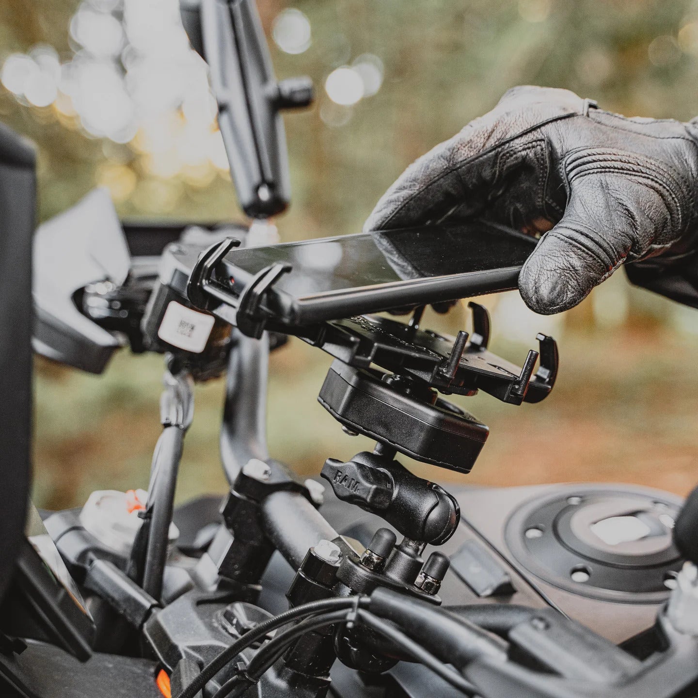 RAM Quick-Grip XL Phone Mount with Vibe-Safe and U-Bolt Short Arm (RAM-B-149Z-A-PD4-462)