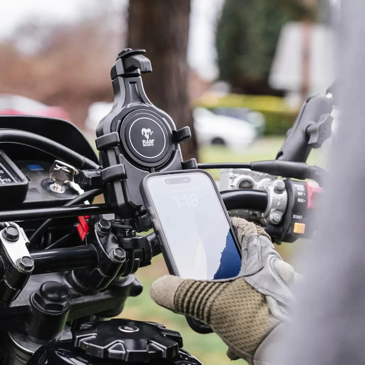 RAM Quick-Grip Pro™ Phone Mount w Short Handlebar U-Bolt (RAM-B-149Z-A-PD5U)