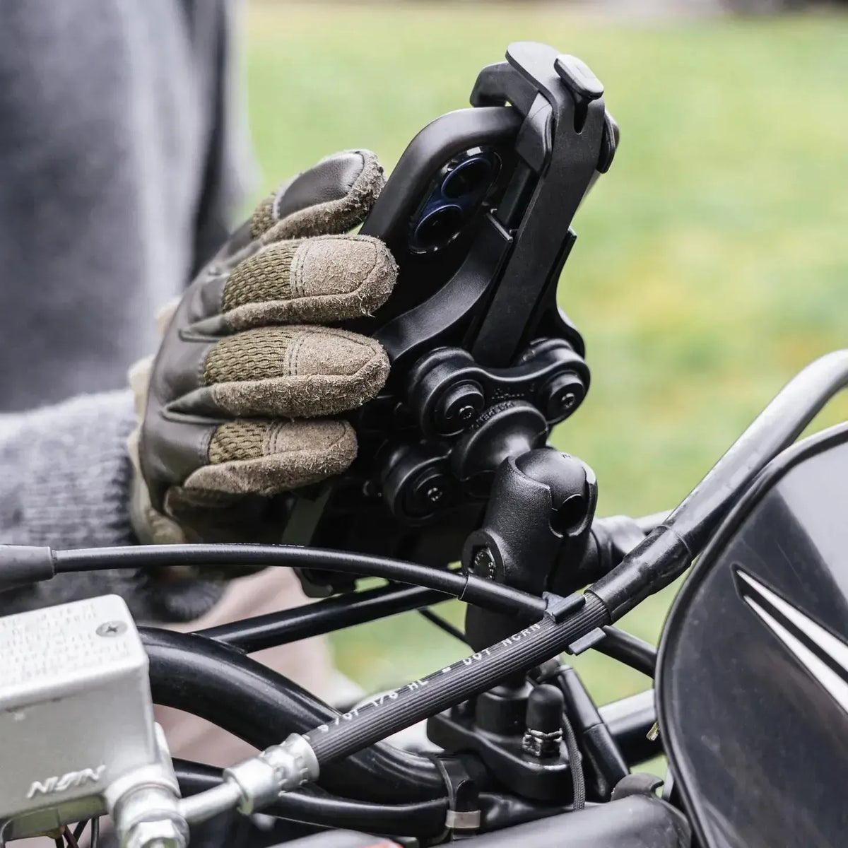 RAM Quick-Grip Pro Vibration Damping Phone Mount w U-Bolt Base (RAM-B-149Z-A-PD5VU)