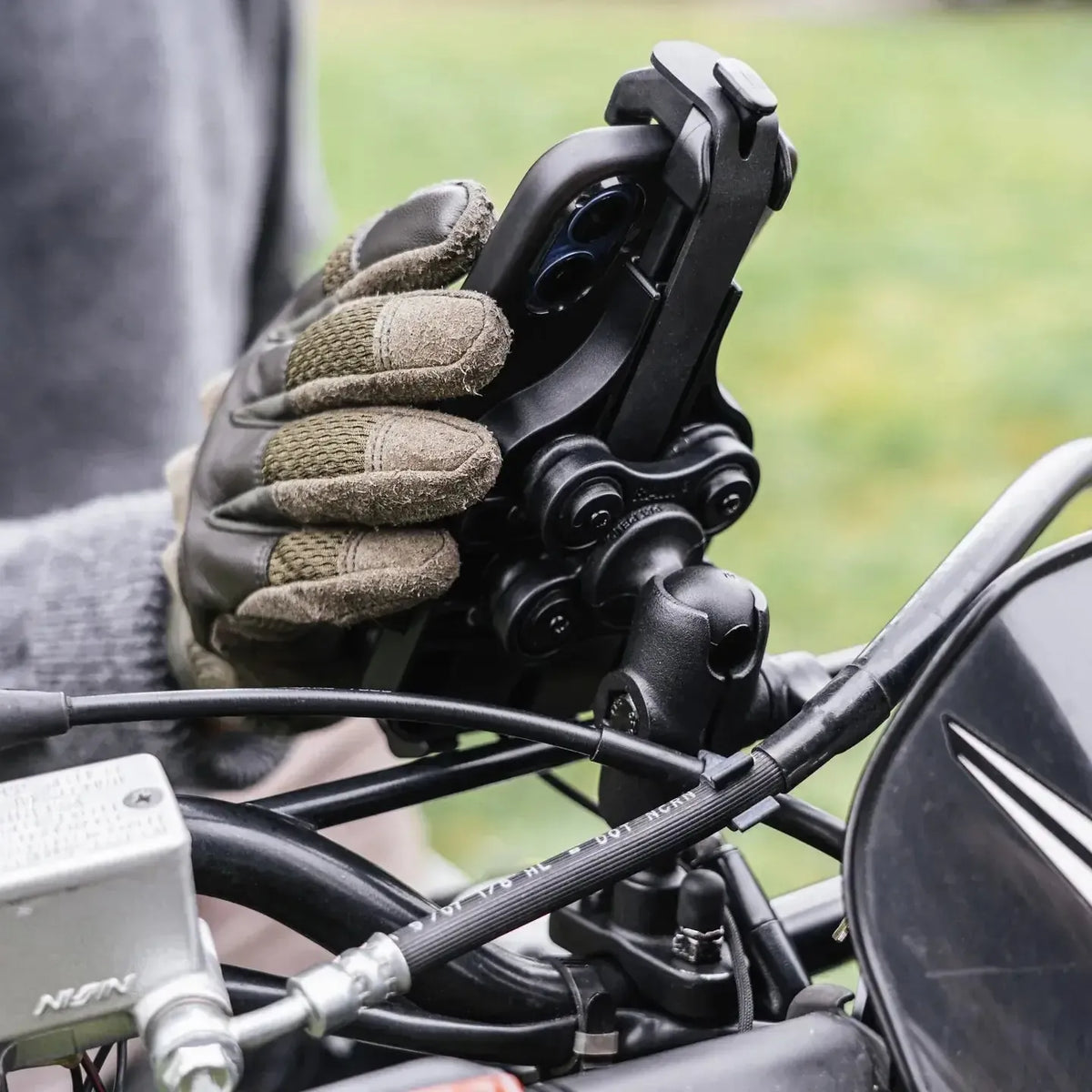 RAM Quick-Grip Pro Phone Holder with Ball &amp; Vibration Damper (RAM-HOL-PD5BVU)