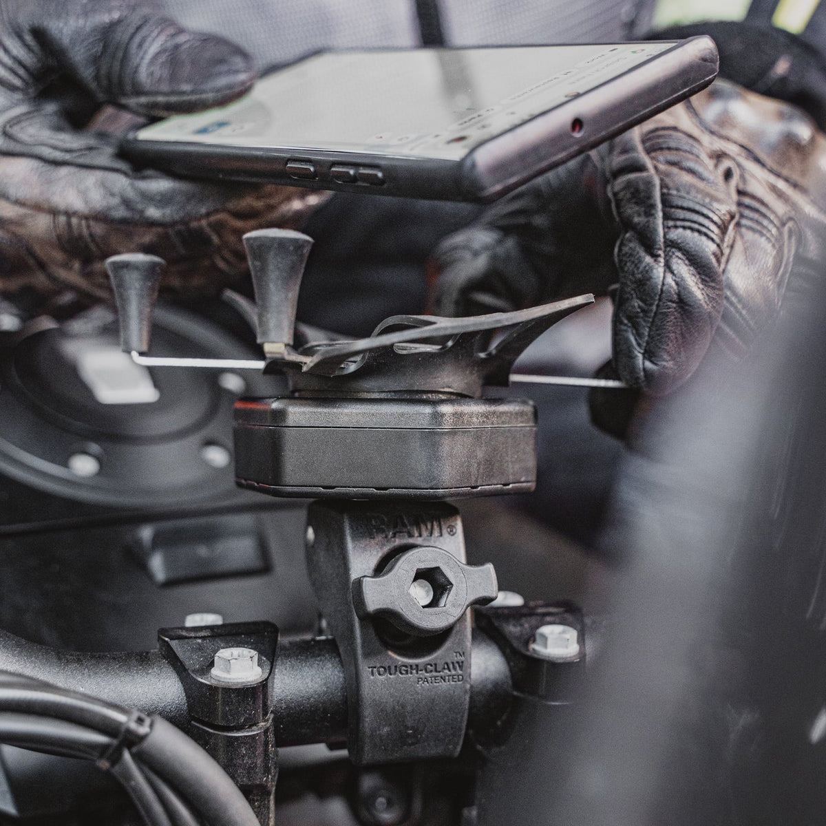 RAM X-Grip Large Phone Mount with Vibe-Safe and Tough-Claw (RAM-HOL-UN10-462-400)