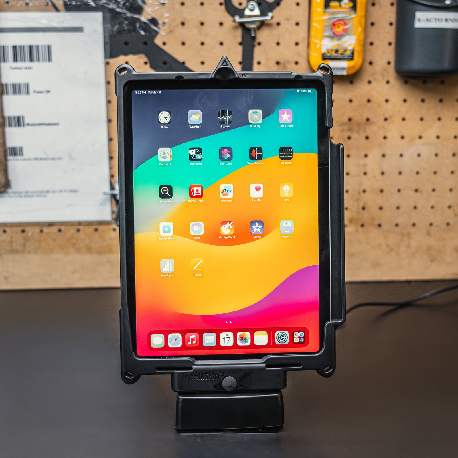 RAM-GDS-DOCK-D9U iPad desktop application; iPad and IntelliSkin sold separately